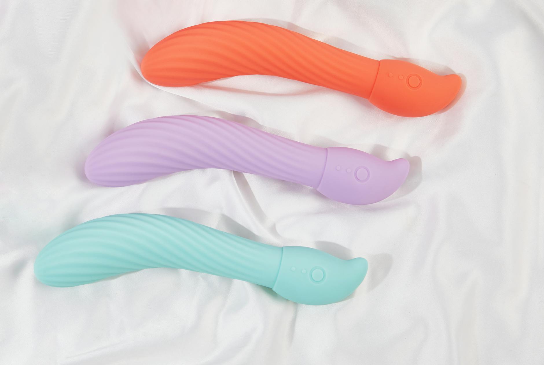 Junges Paar hält gemeinsam einen blauen Vibrator, symbolisiert moderne Intimität und offene Kommunikation