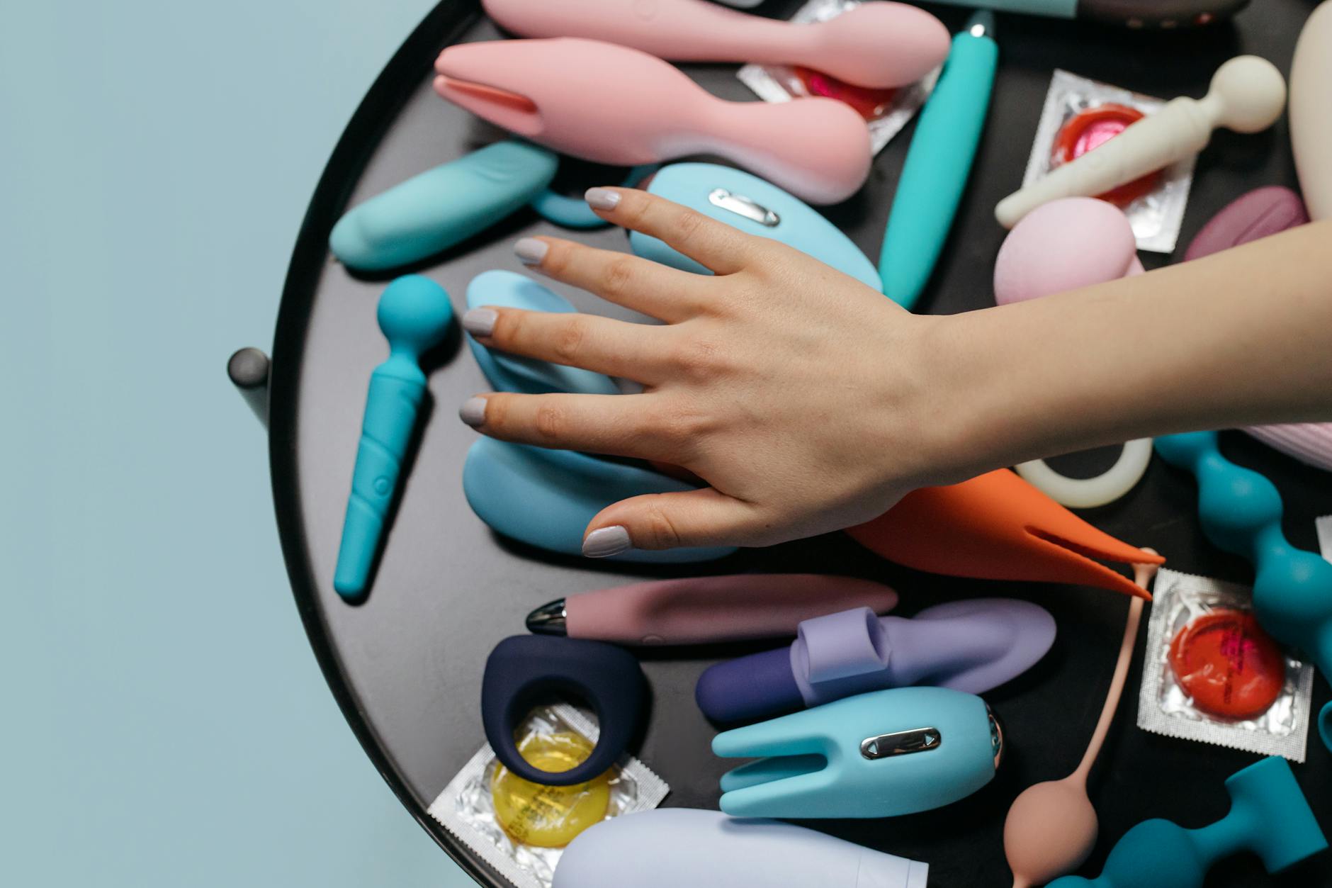 Eine Hand hält eine Zitrone vor leuchtend gelbem Hintergrund